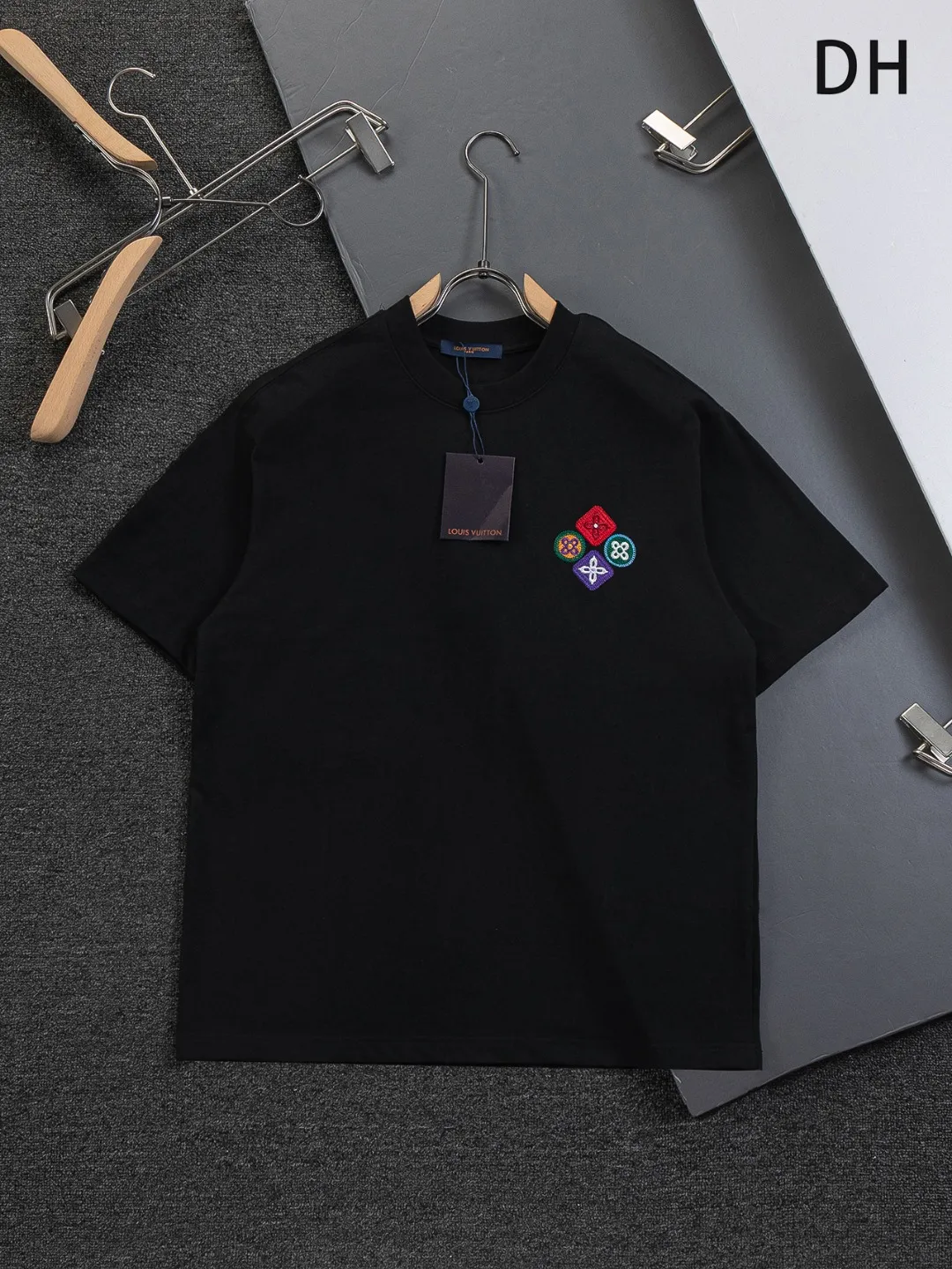 🅿️190 Louis Vuitton 1V LV lv micro-wide version S-XL LV 26ss new products are available at the counter simultaneously. Multiple craftsmanship. Colorful 🍀four-leaf clover🪡embroidery on the chest. Straight color four-leaf clover🍀🪡embroidered logo on the back. Round neck short-sleeved T-shirt, same style for men and women! Consigned to one-to-one creation. Synchronized with the official website, pure cotton fabrics at the counter! It is close to the skin and comfortable, durable and easy to wear. It has a classic and simple logo design and meticulous original craftsmanship. Short-sleeves, a must-have item for men, do not appear to be the same for the general public, but must be unique and eye-catching. This LV short-sleeve is all about quality, comfort, the same shape and fashion as always, including fabrics and cutting techniques. All of them have been made with great effort! 320 grams of washed pure cotton fabric, pure cotton is breathable, very refreshing and comfortable for daily wear. The rib knitting on the neckline is smooth and tight, and the neckline will not be skewed if you toss it at will. The loose version, you will find that it looks really good on the upper body. The overall is minimalist and neat, super versatile for daily use! Pair it casually with a pair of pants for a youthful look. A T-shirt will make your outfit crazy. It is a fashionable item that can never go wrong! Color: Black White Size: S-XL Size chart: S: Shoulder width 50-Bust 56-Length 70 M: Shoulder width 52-Bust 57-Length 72 L: Shoulder width 54-Bust 59-Length 74 XL: Shoulder width 56-Bust 62-Length 76